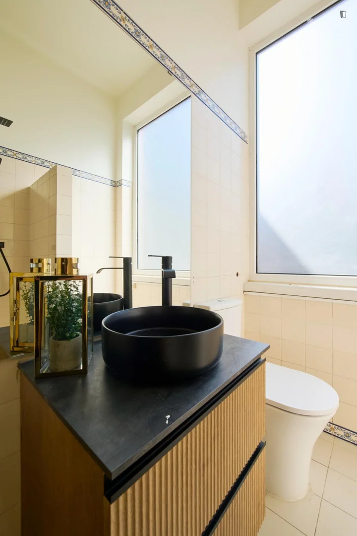 Quarto para alugar em apartamento de estudantes em , totalmente mobilado