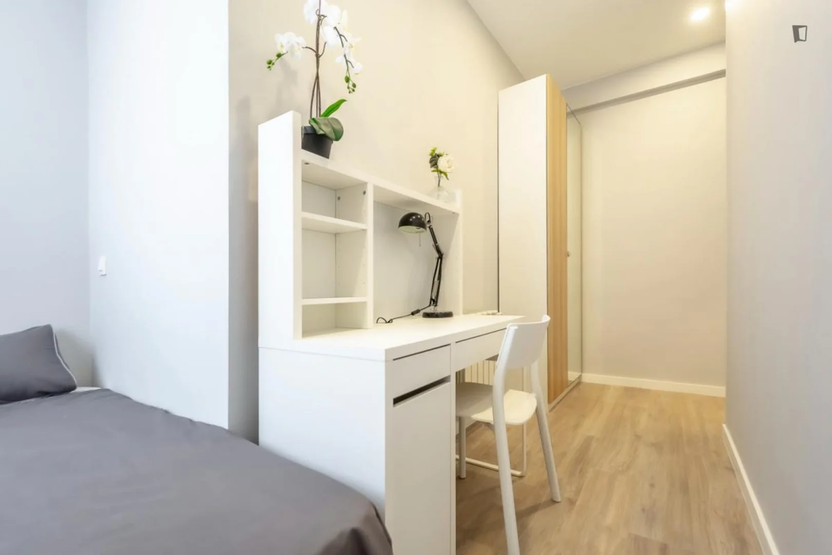 Quarto acessível para estudantes com iluminação ampla em 
