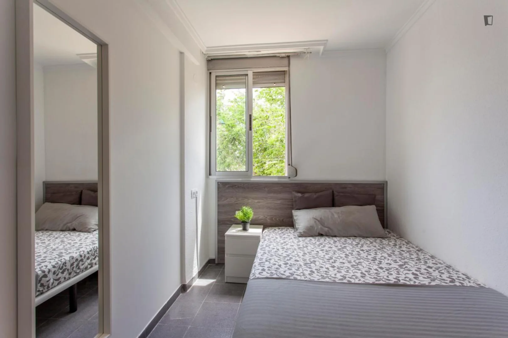 Student-friendly room in  with modern amenities