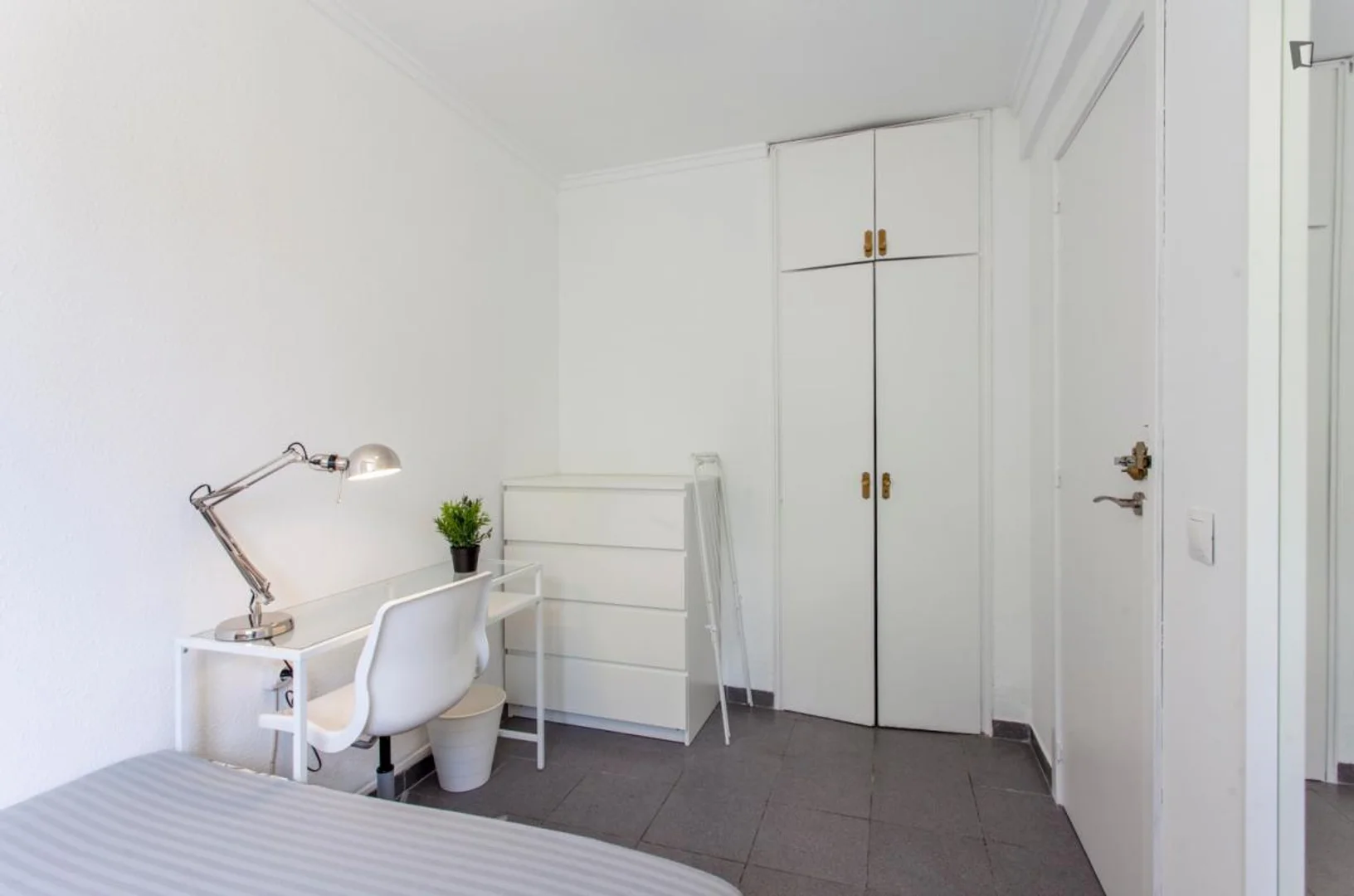 Comfortable and spacious student room in 