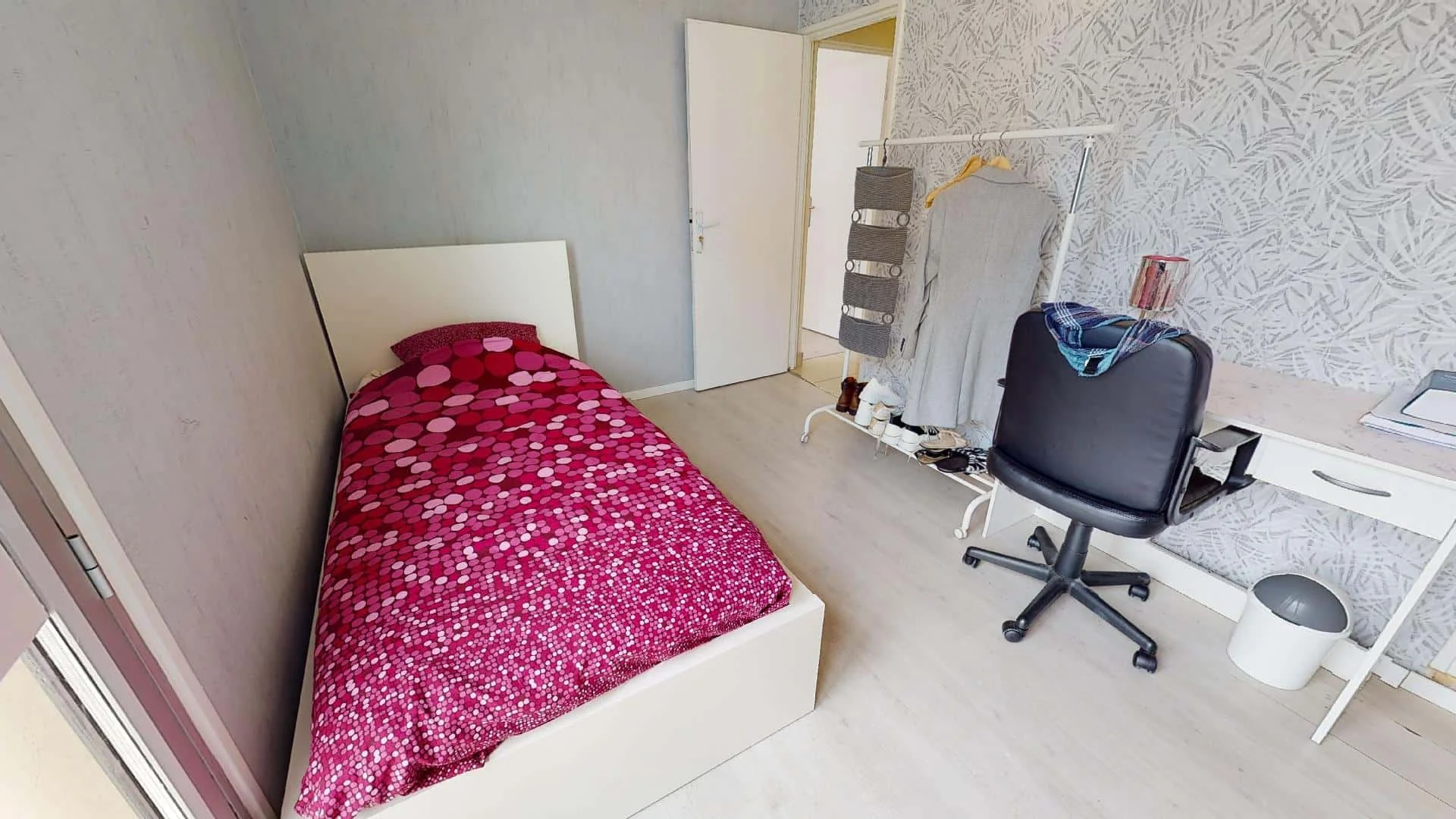 Economical student room with convenient location in 