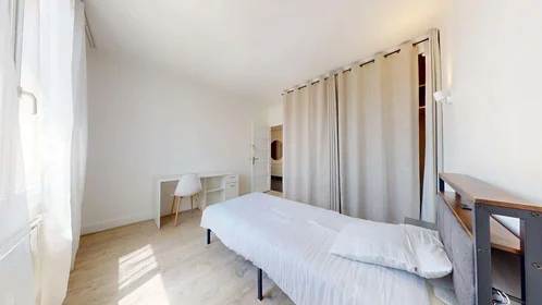 Chambre privée à 404 Cr Émile-Zola, 69100 Villeurbanne, France, image 2 de 14