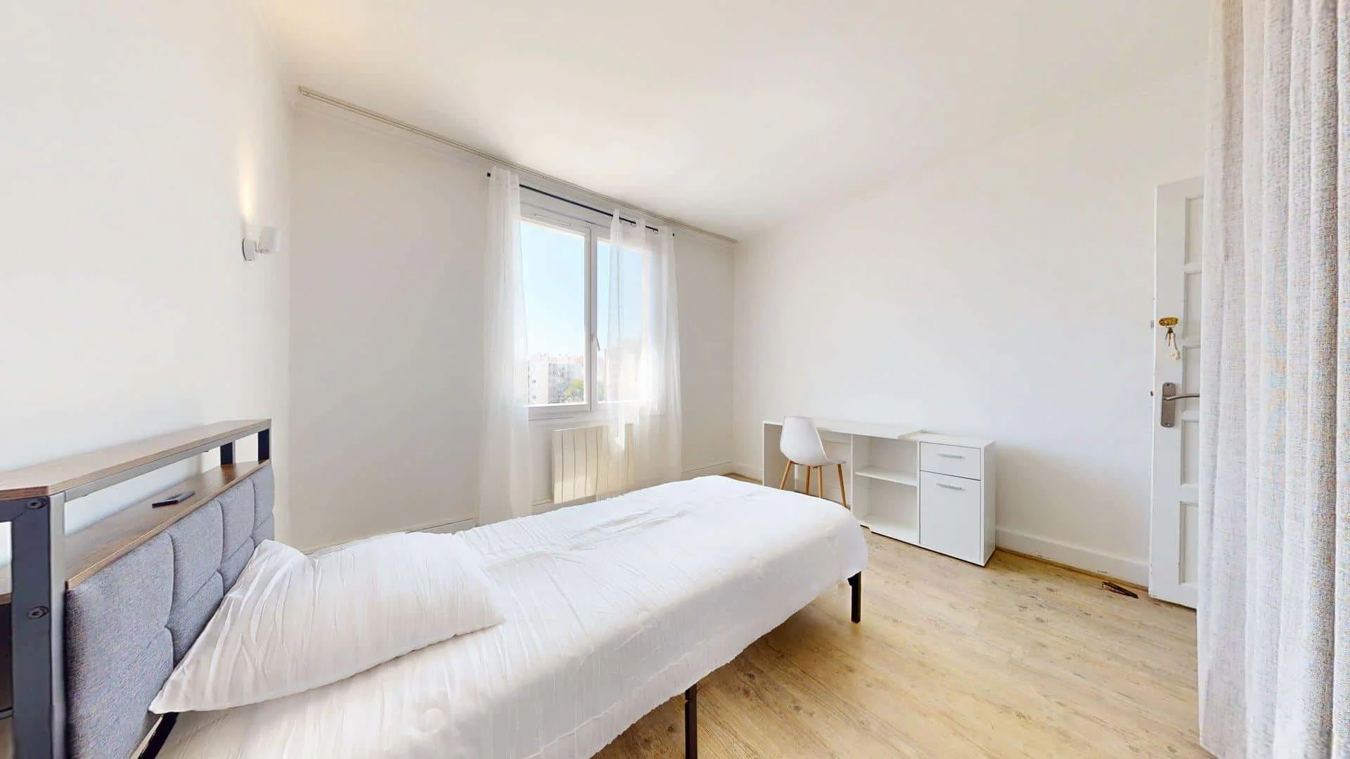 Chambre abordable pour les étudiants avec un bon éclairage dans 