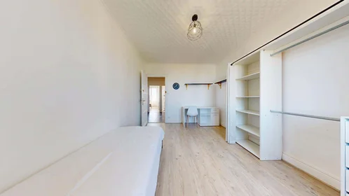 Chambre privée à 404 Cr Émile-Zola, 69100 Villeurbanne, France, image 4 de 14