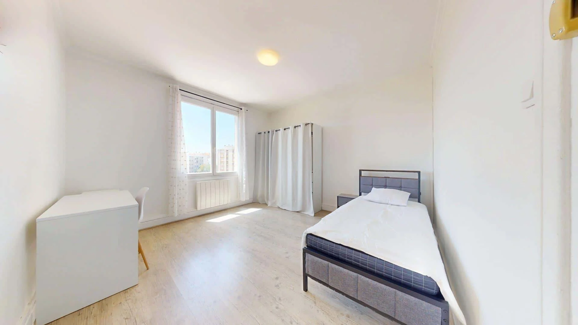 Chambre abordable pour les étudiants avec un bon éclairage dans 