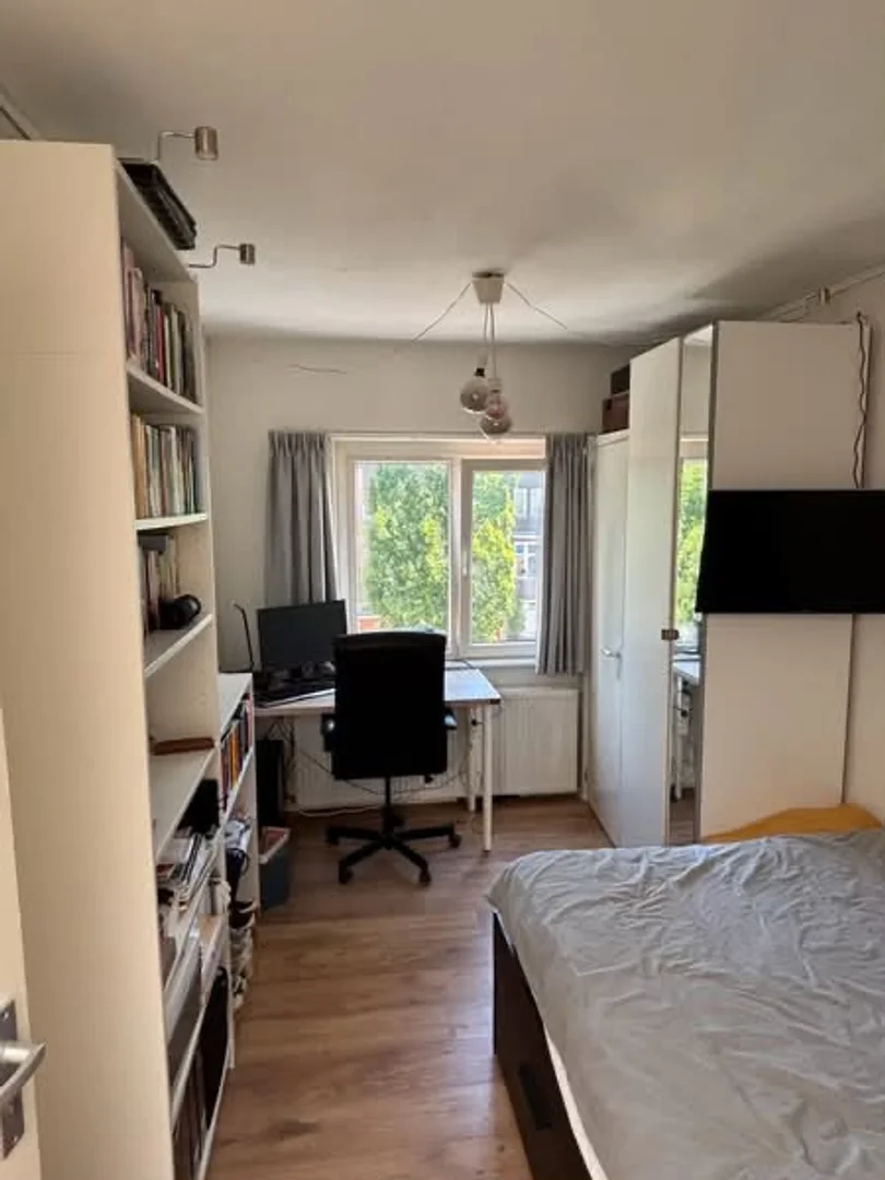 Zimmer in Studentenwohnung in  zu vermieten, voll möbliert