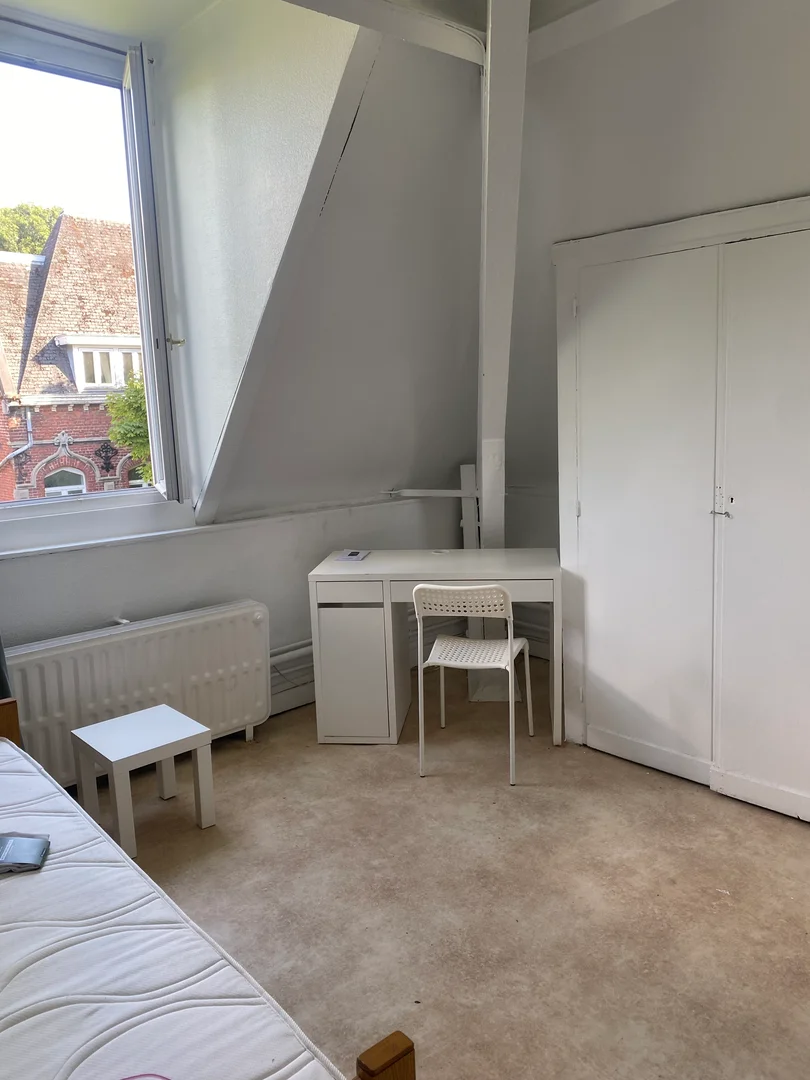 Quarto de estudante luminoso e arejado com acesso fácil à universidade em 