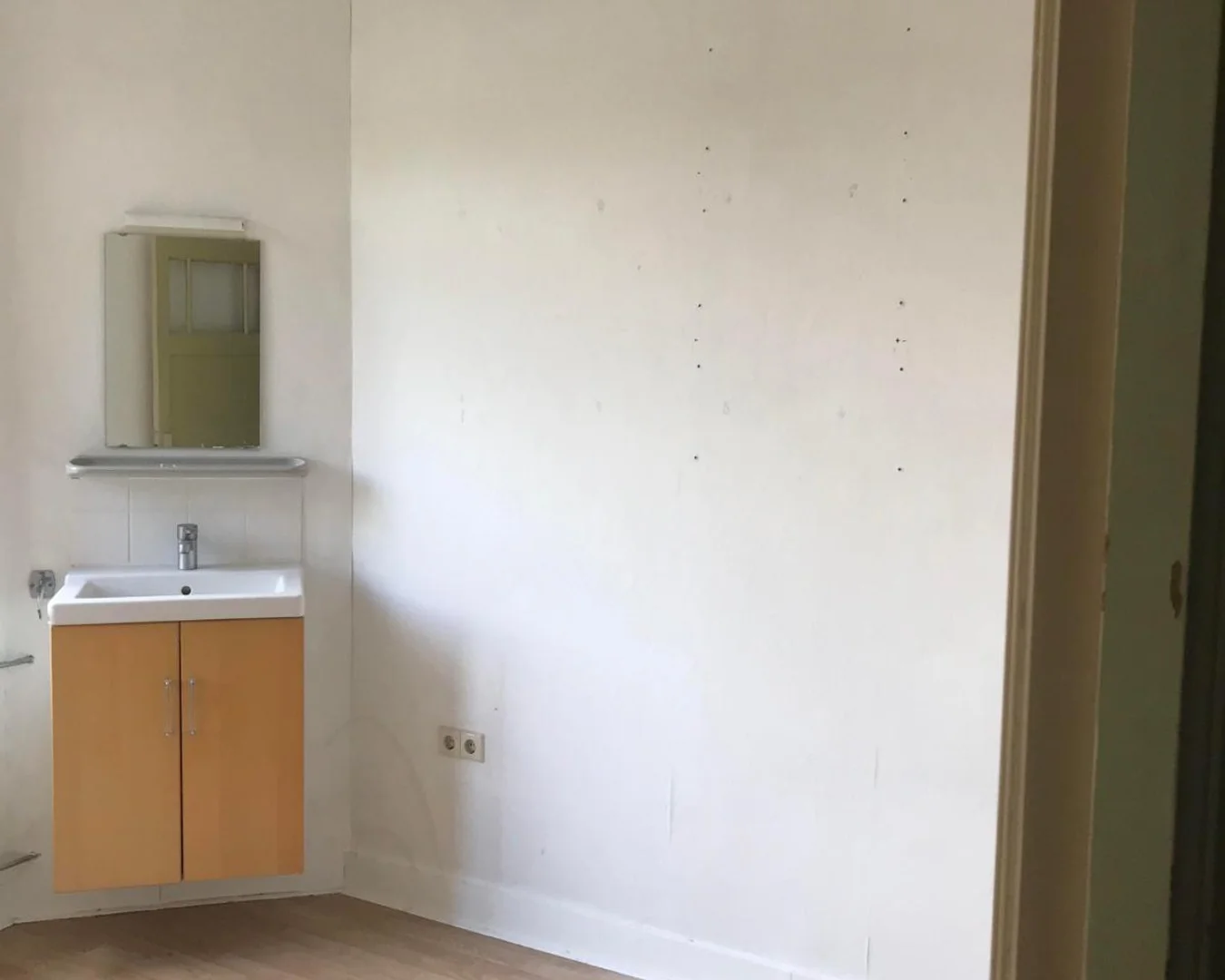 Pokój studencki w  z miejscem do nauki i wspólnymi udogodnieniami