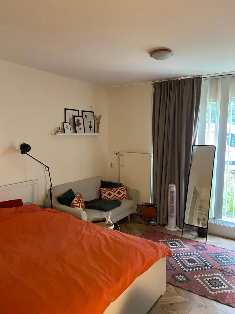 Apartamento estúdio acessível com características essenciais em 