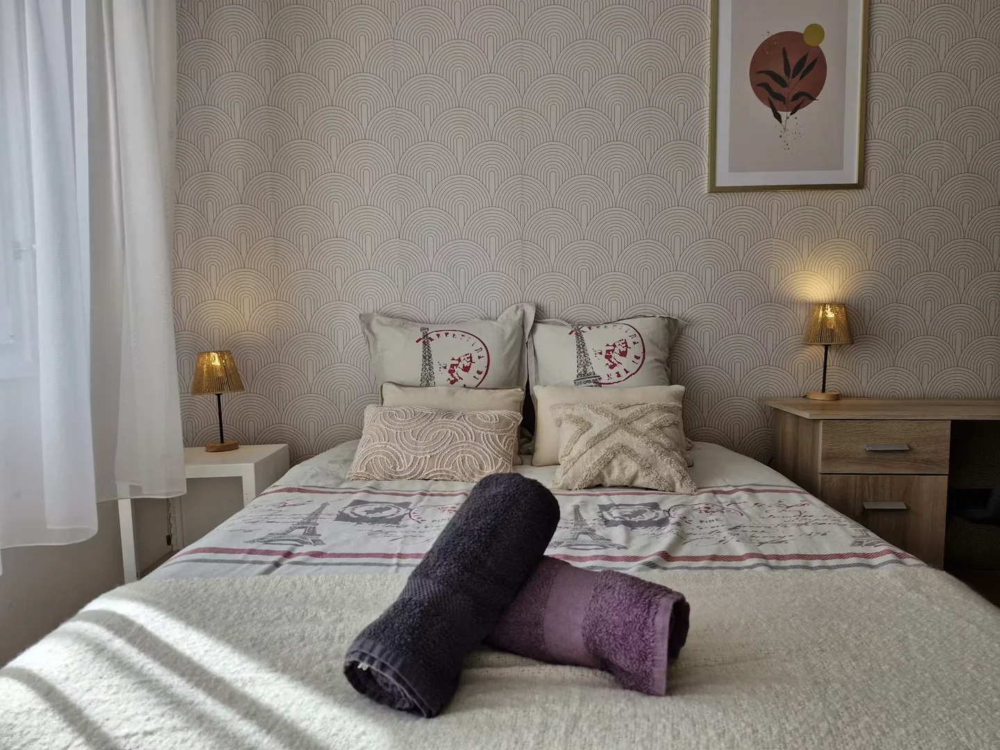 Habitación estudiantil funcional perfecta para estudiar en 