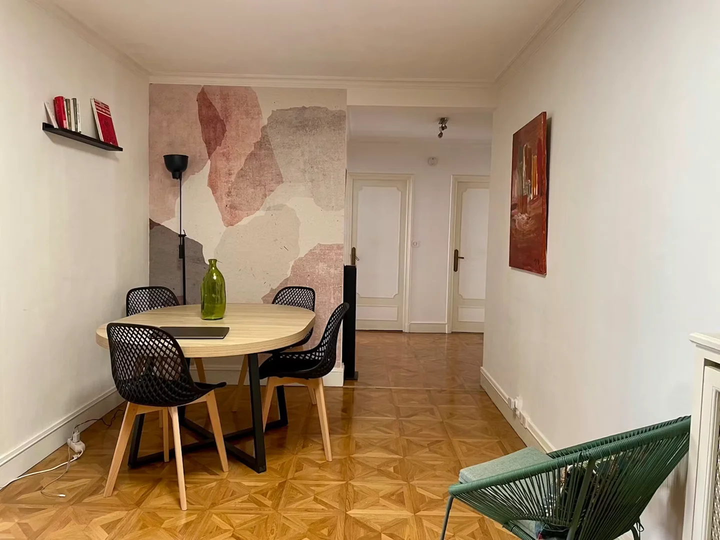 Habitación estudiantil funcional perfecta para estudiar en 