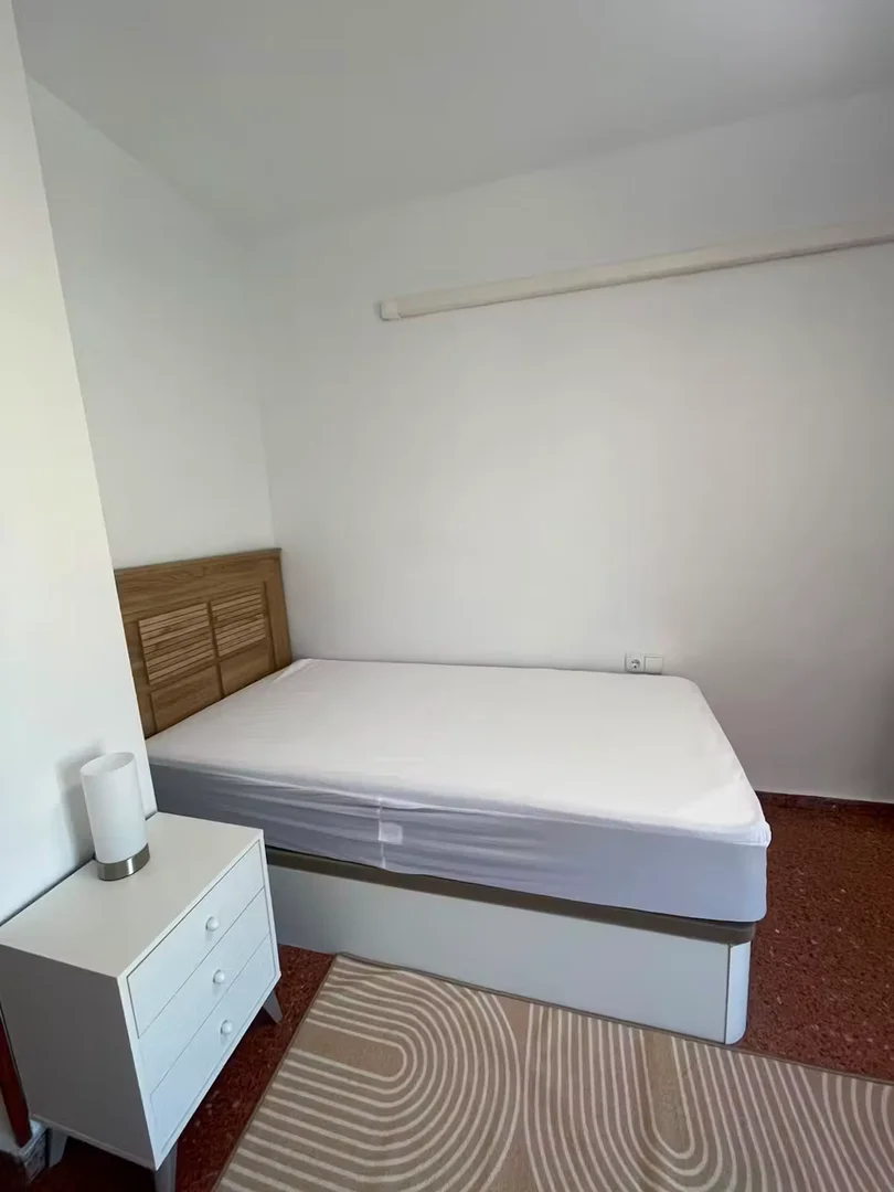 Habitación estudiantil amplia y cómoda en