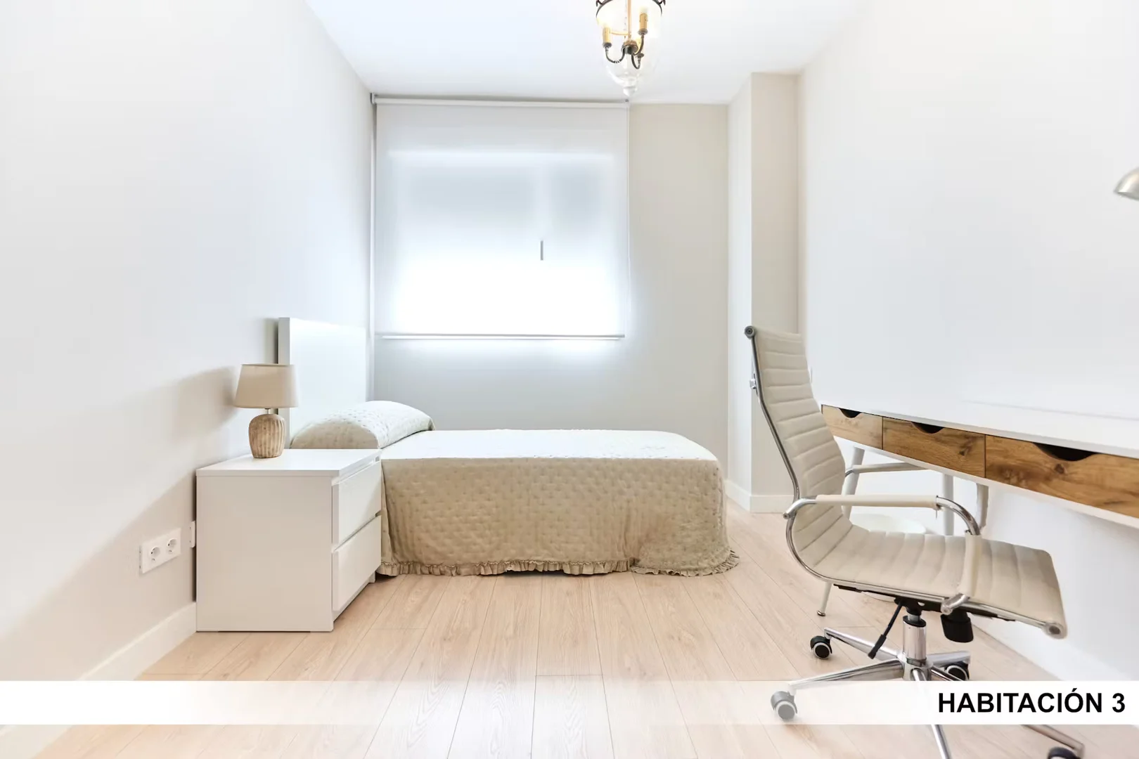 Habitación estudiantil luminosa y aireada con fácil acceso a la universidad en