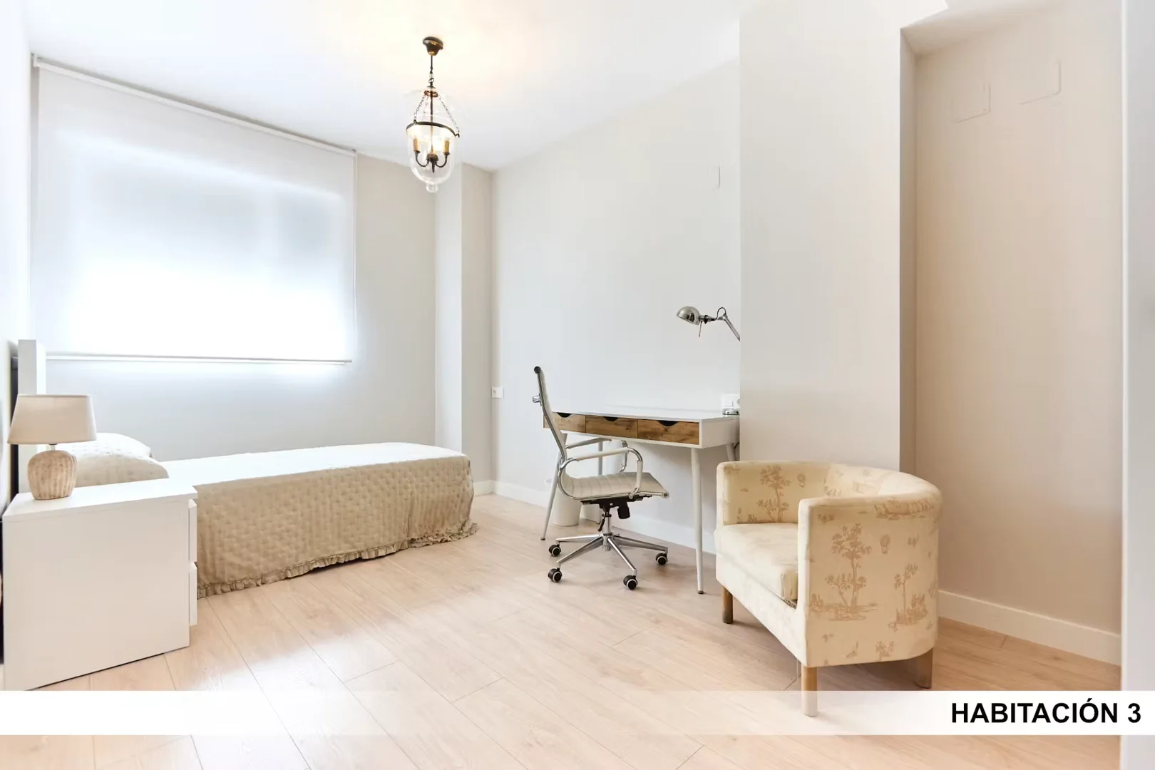 Habitación estudiantil amplia y cómoda en