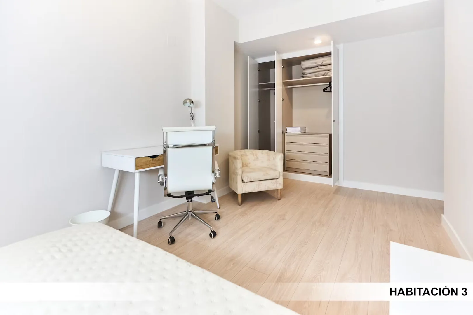 Habitación asequible para estudiantes con buena iluminación en