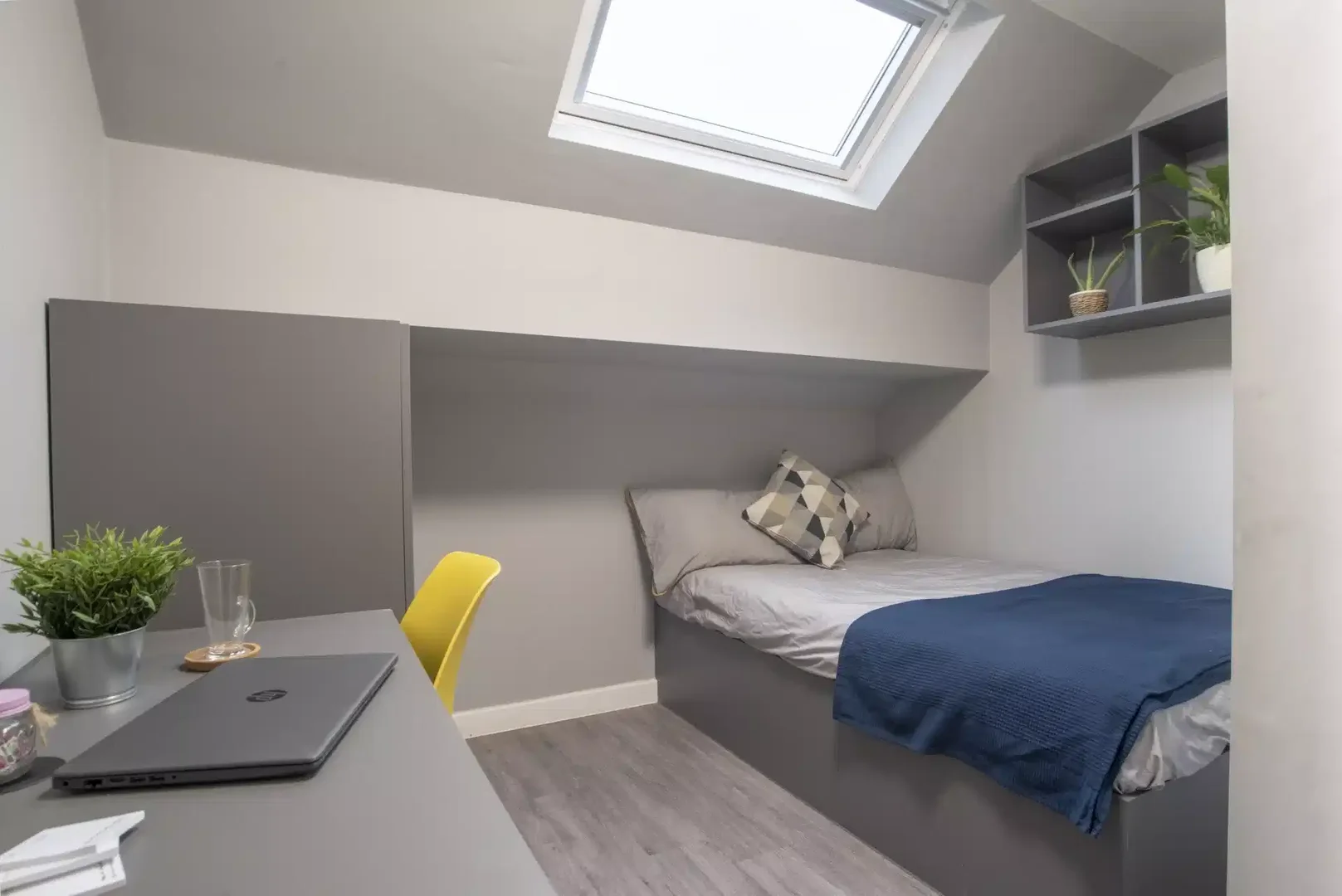 Chambre d'étudiant à  avec espace d'étude et installations communes