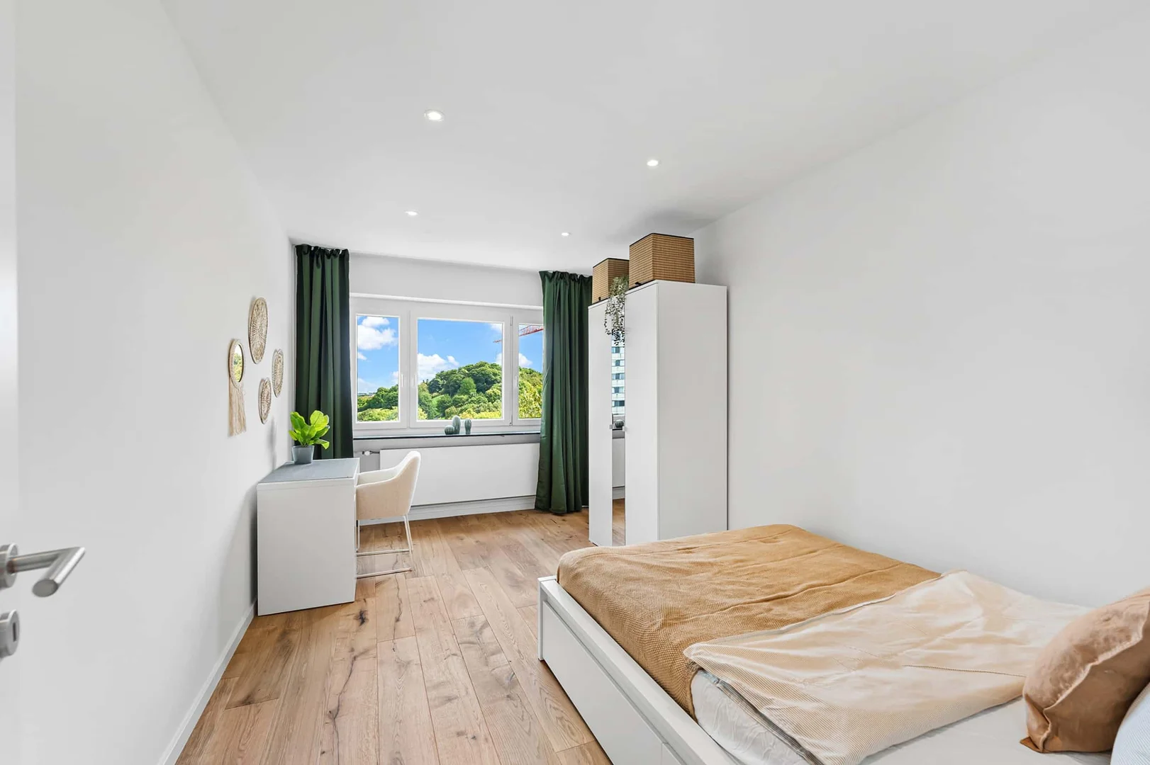 Comfortable and spacious student room in 