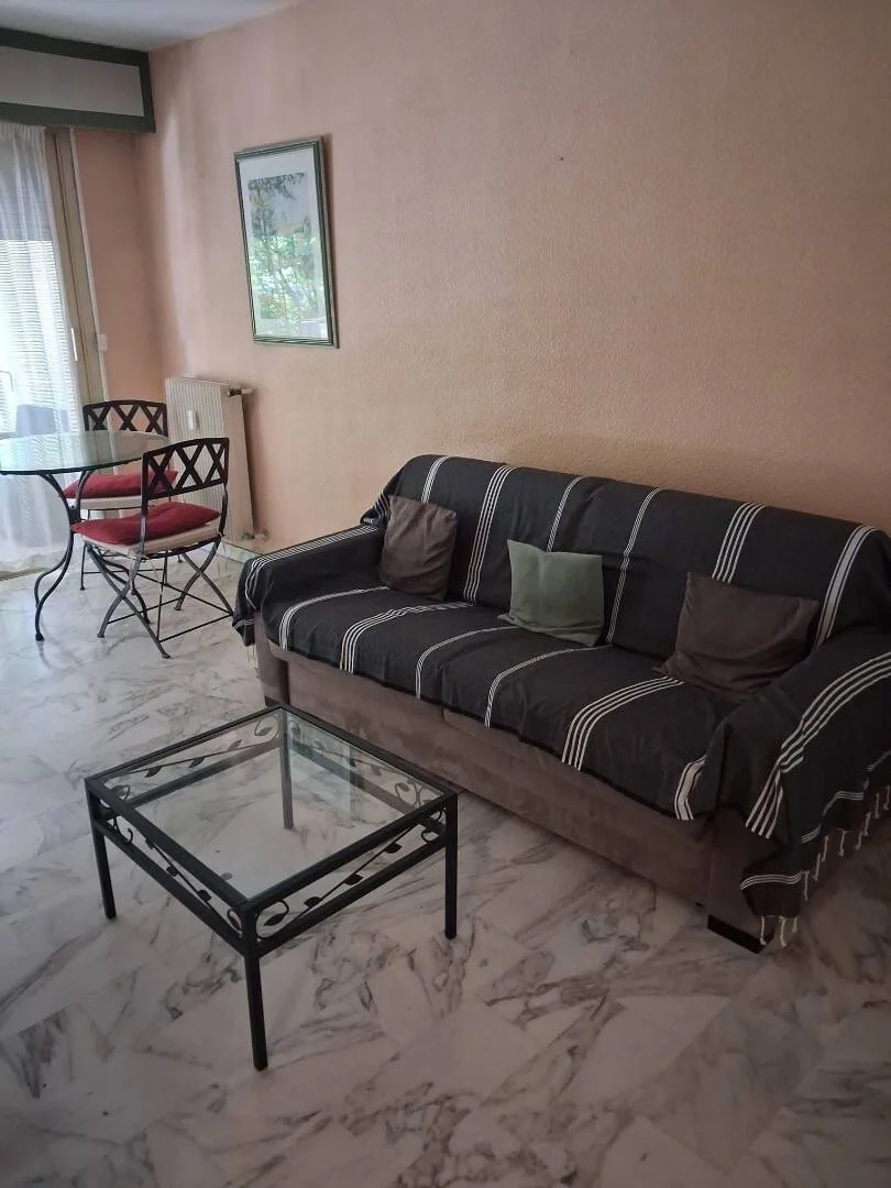 Quarto de estudante em  com área de estudo e instalações partilhadas