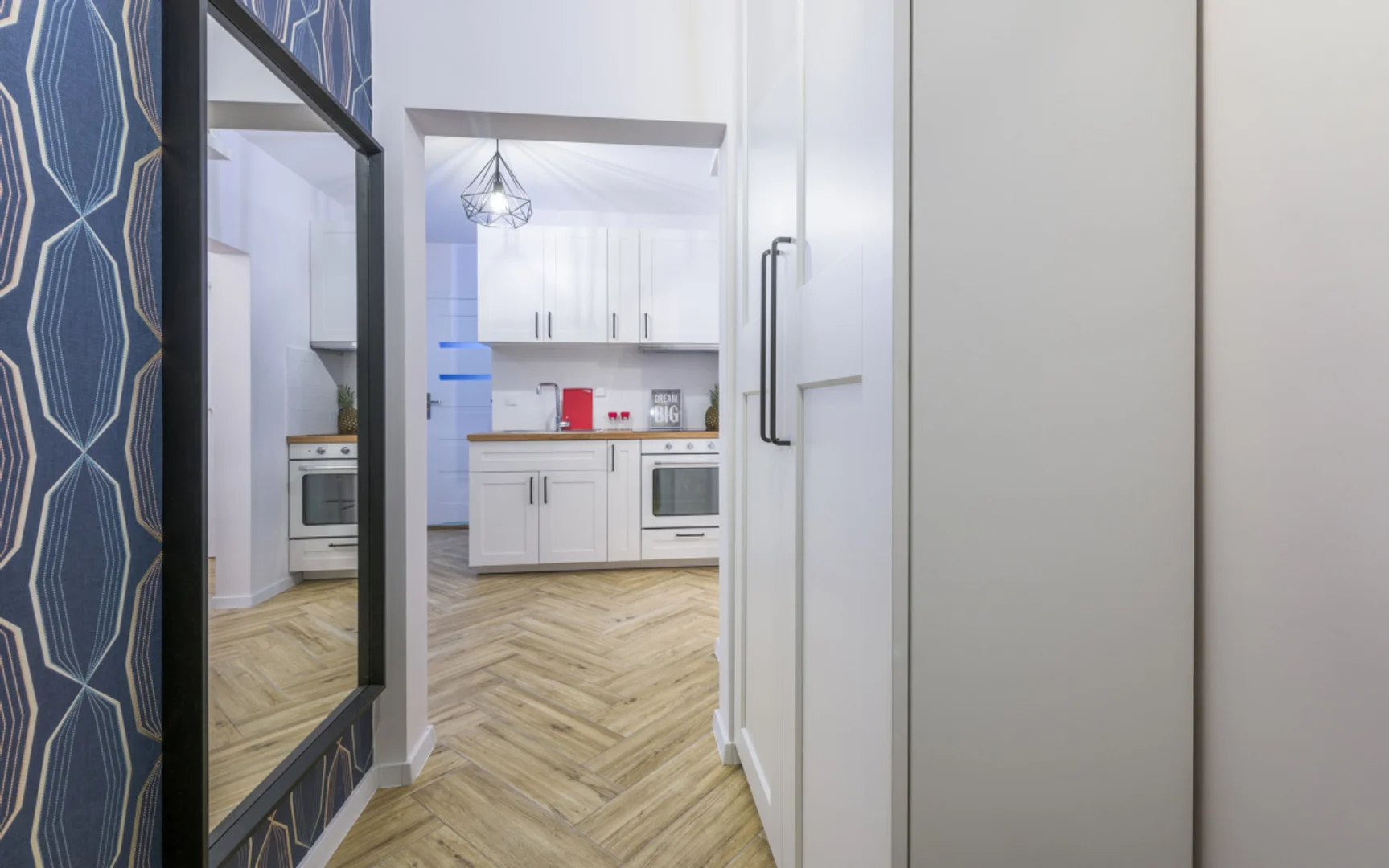 Chambre confortable pour étudiants disponible dans