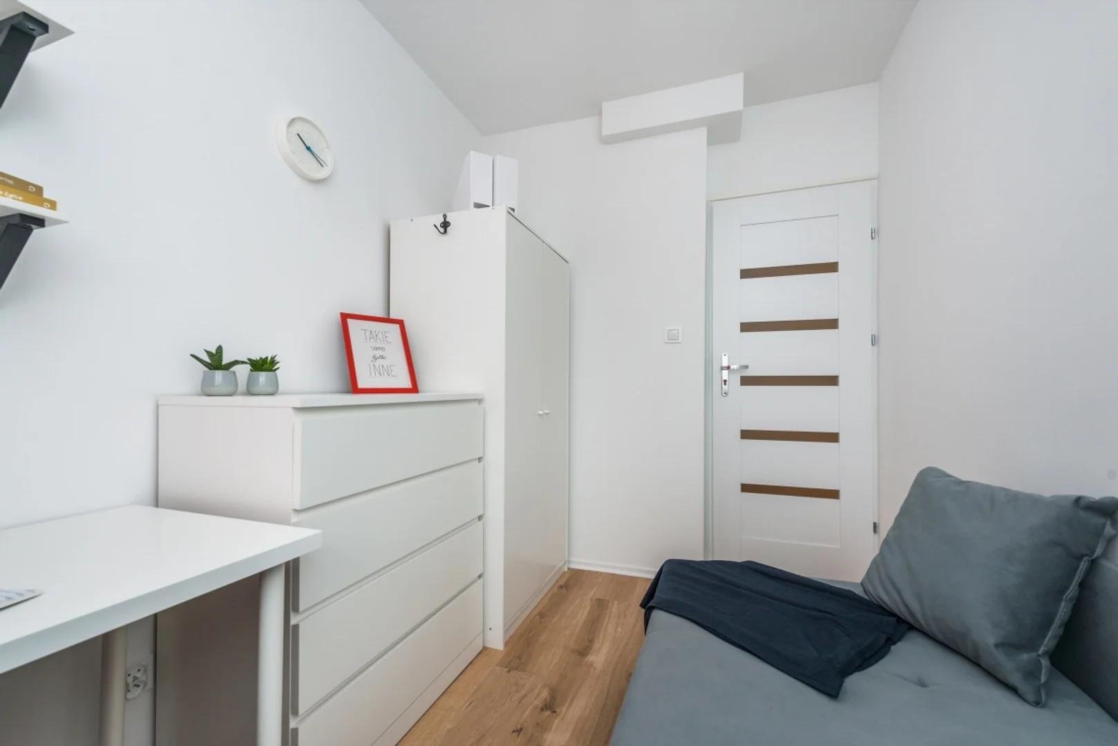 Chambre confortable pour étudiants disponible dans