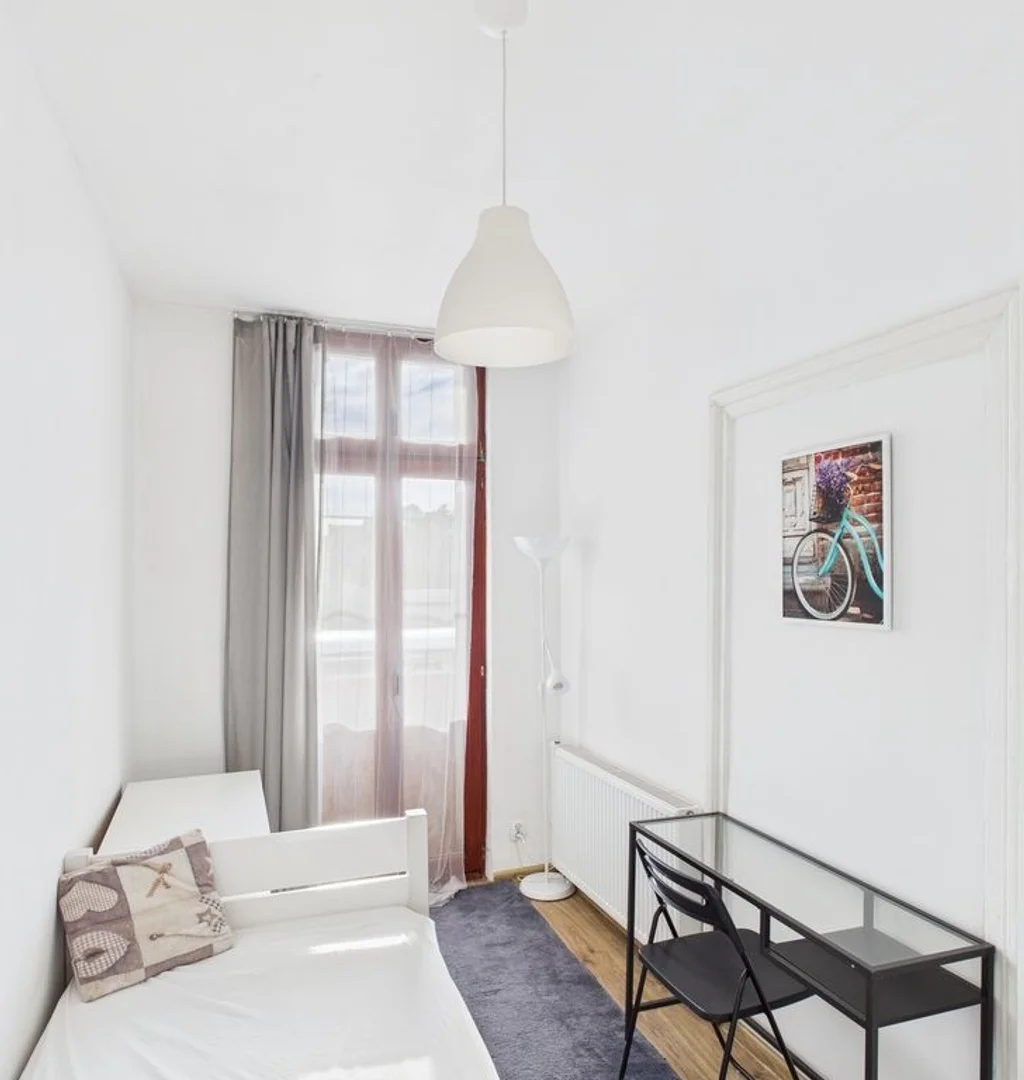 Habitación estudiantil funcional perfecta para estudiar en 