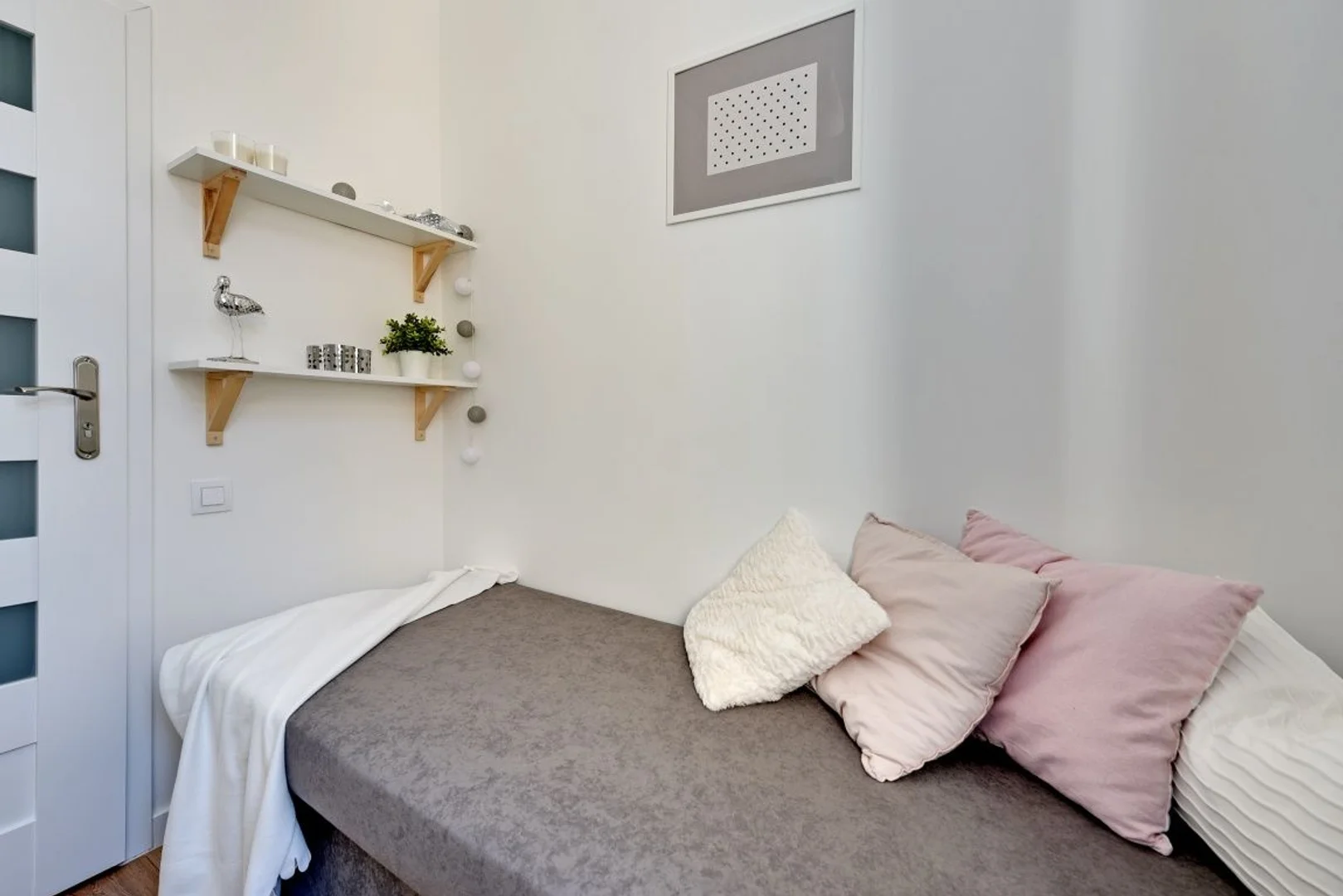 Chambre d'étudiant lumineuse et aérée avec accès facile à l'université dans