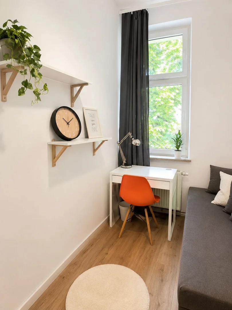 Habitación estudiantil funcional perfecta para estudiar en 