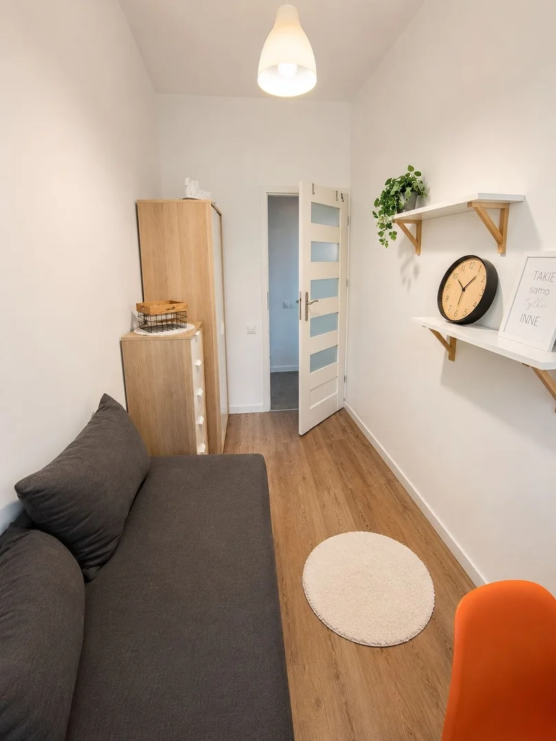 Habitación estudiantil luminosa y aireada con fácil acceso a la universidad en 