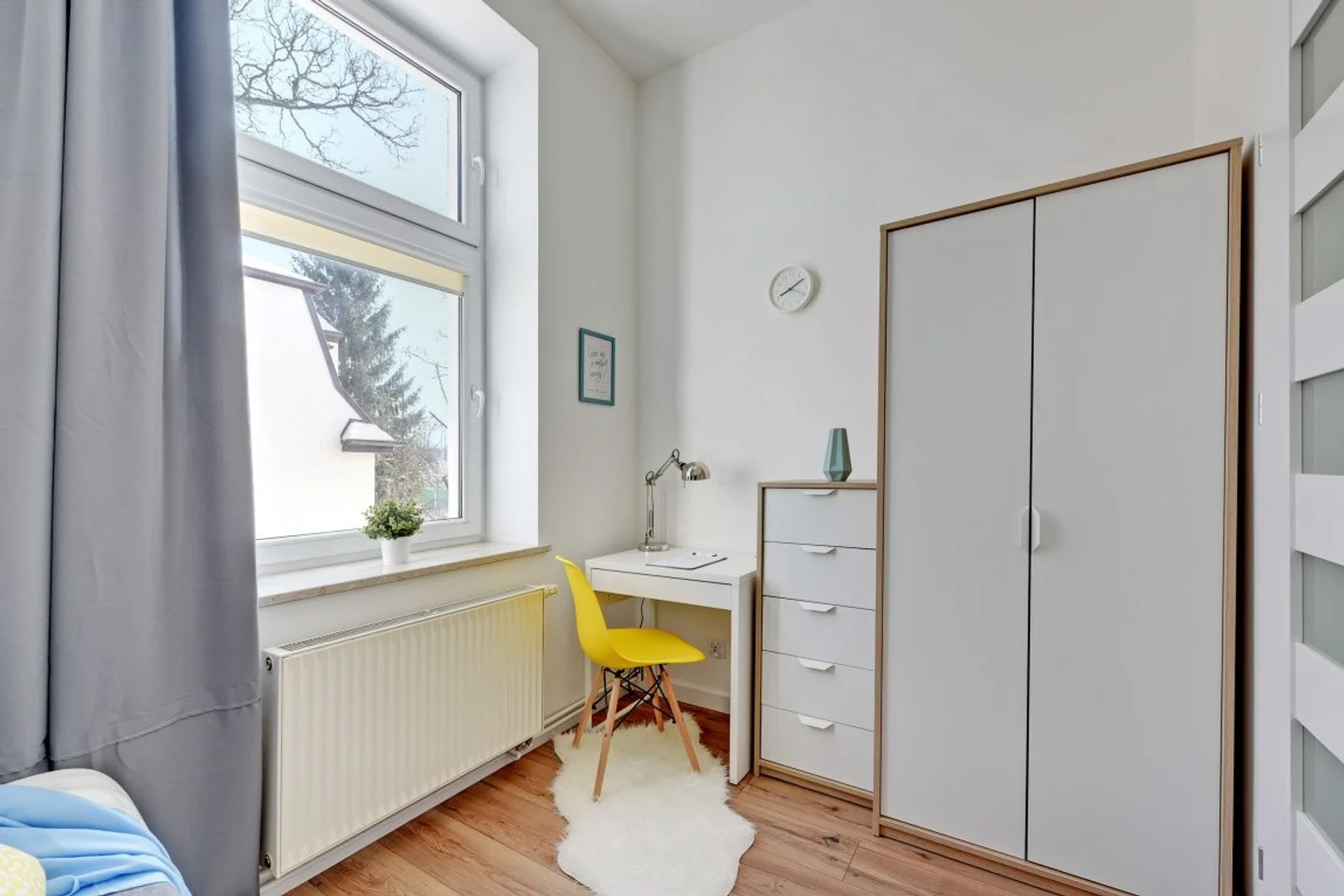 Habitación estudiantil funcional perfecta para estudiar en 