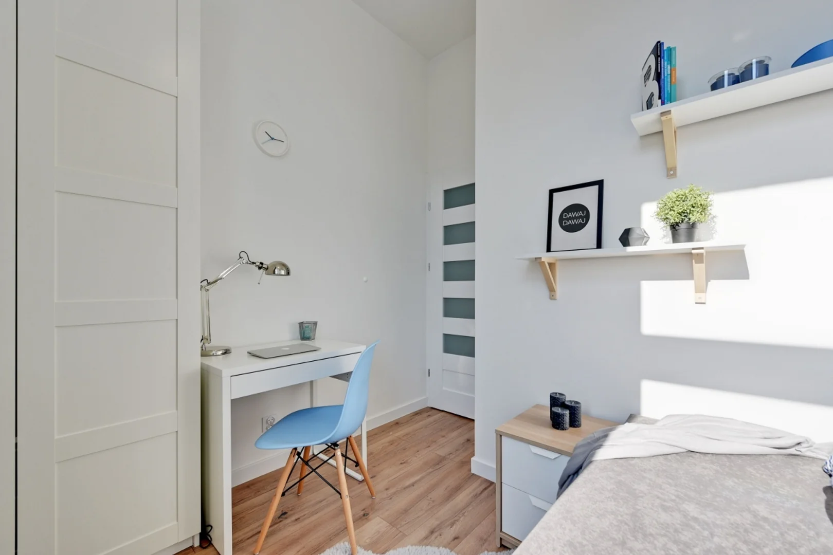 Chambre abordable pour les étudiants avec un bon éclairage dans 