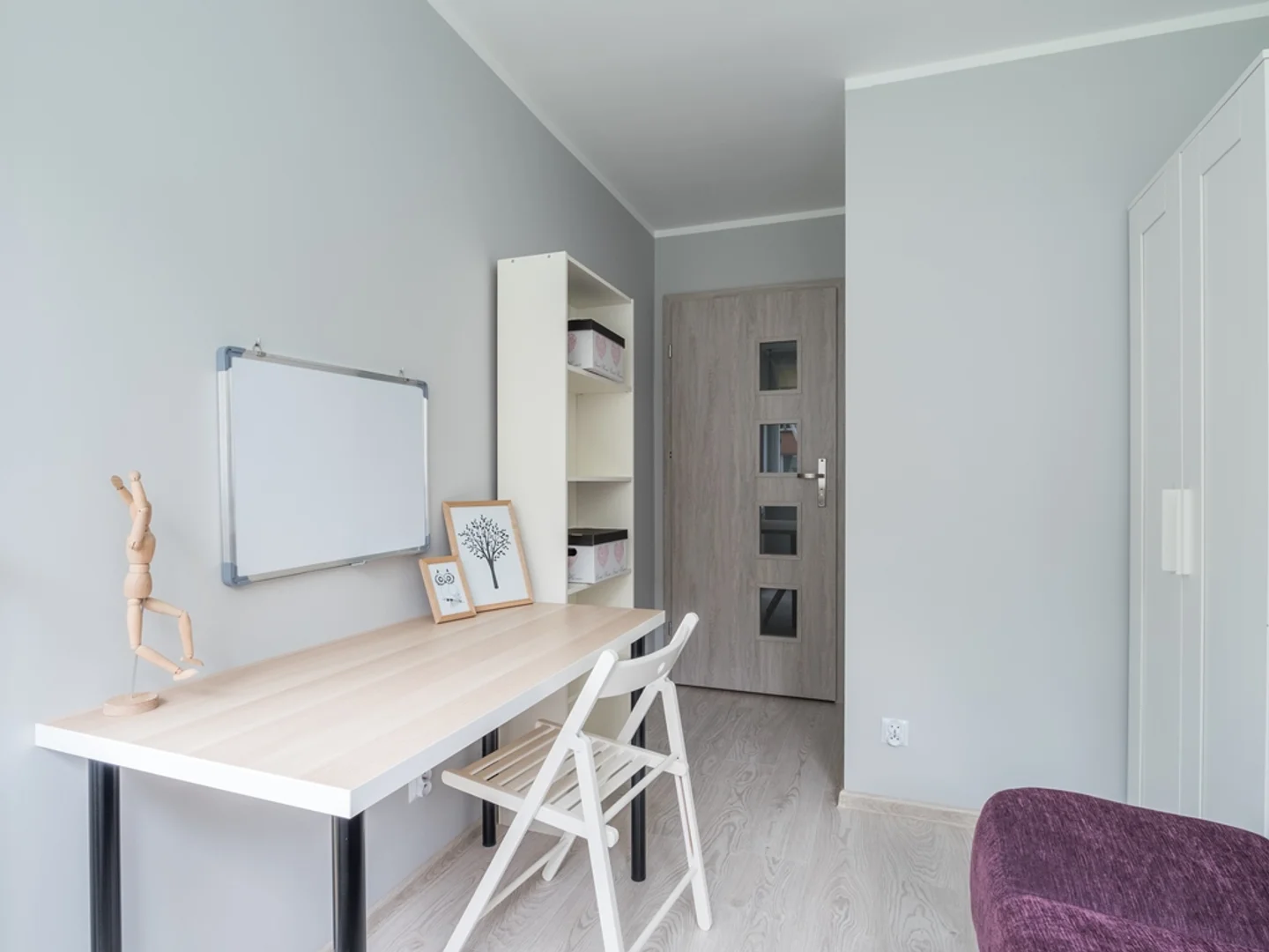 Habitación estudiantil luminosa y aireada con fácil acceso a la universidad en 