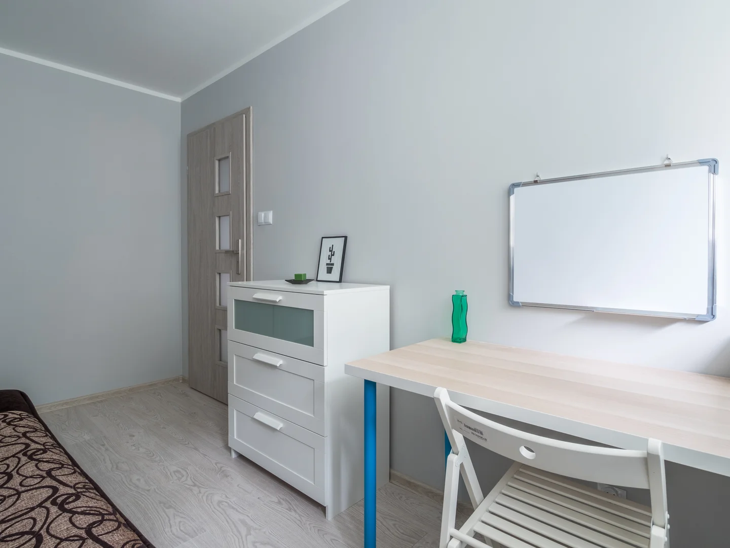 Quarto de estudante luminoso e arejado com acesso fácil à universidade em 