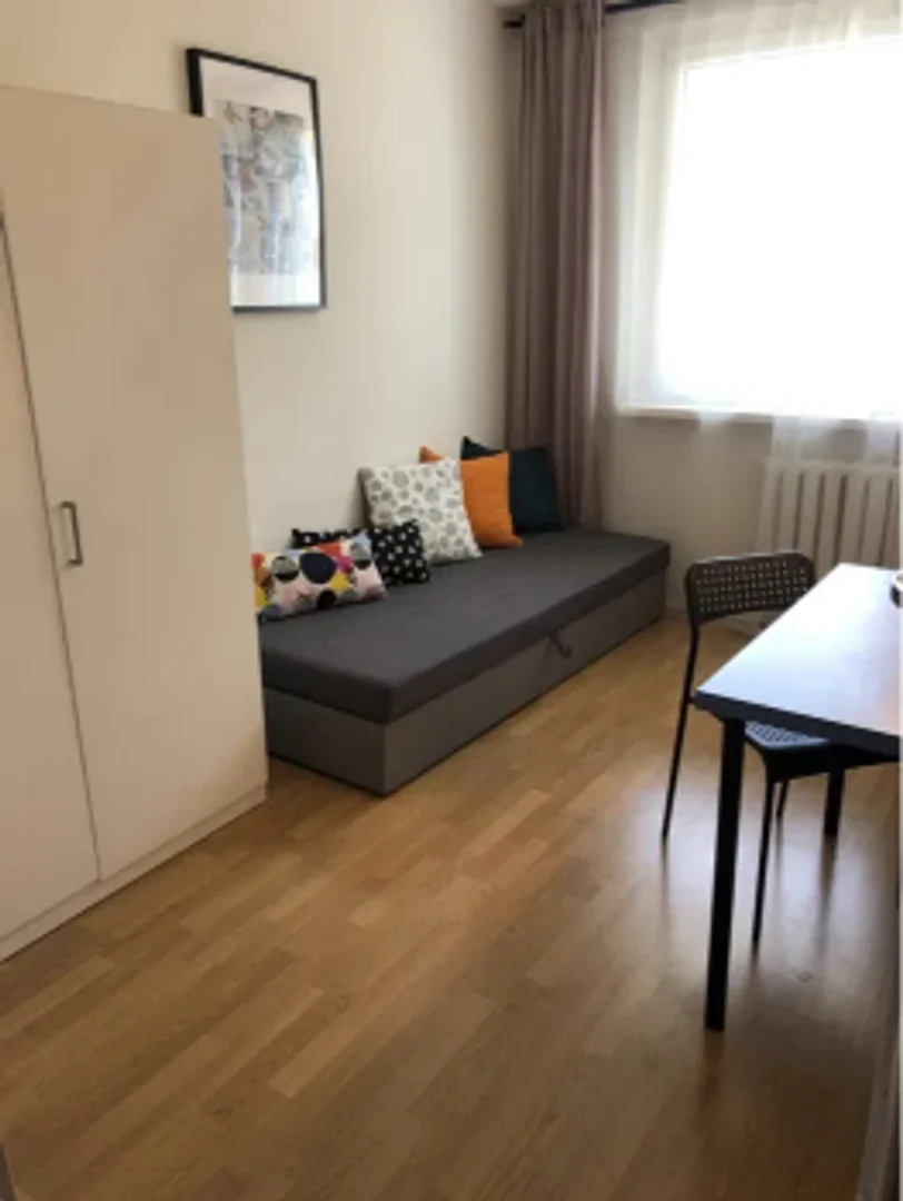 Habitación para estudiantes en  con área de estudio y facilidades compartidas