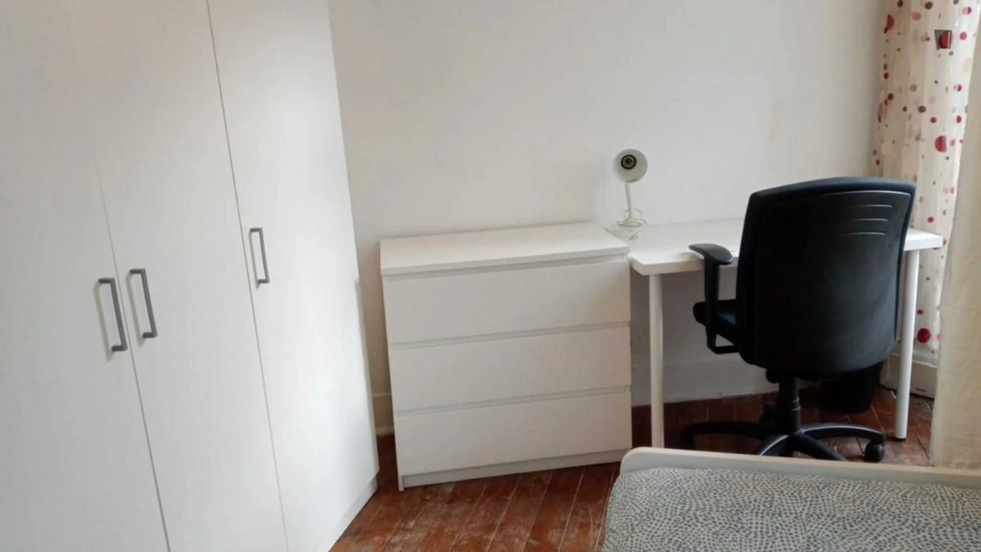 Chambre confortable pour étudiants disponible dans 