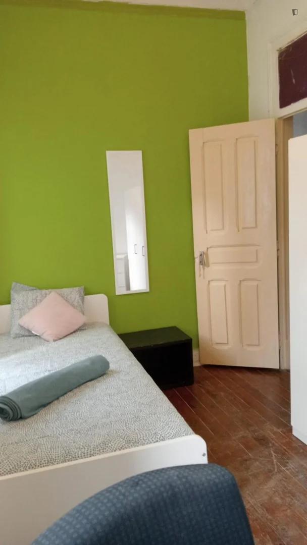 Chambre d'étudiant lumineuse et aérée avec accès facile à l'université dans 