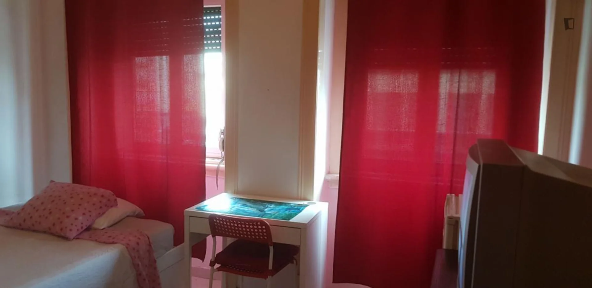 Funktionelles Studentenzimmer perfekt zum Studieren in