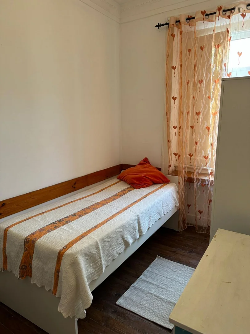 Chambre d'étudiant à  avec espace d'étude et installations communes