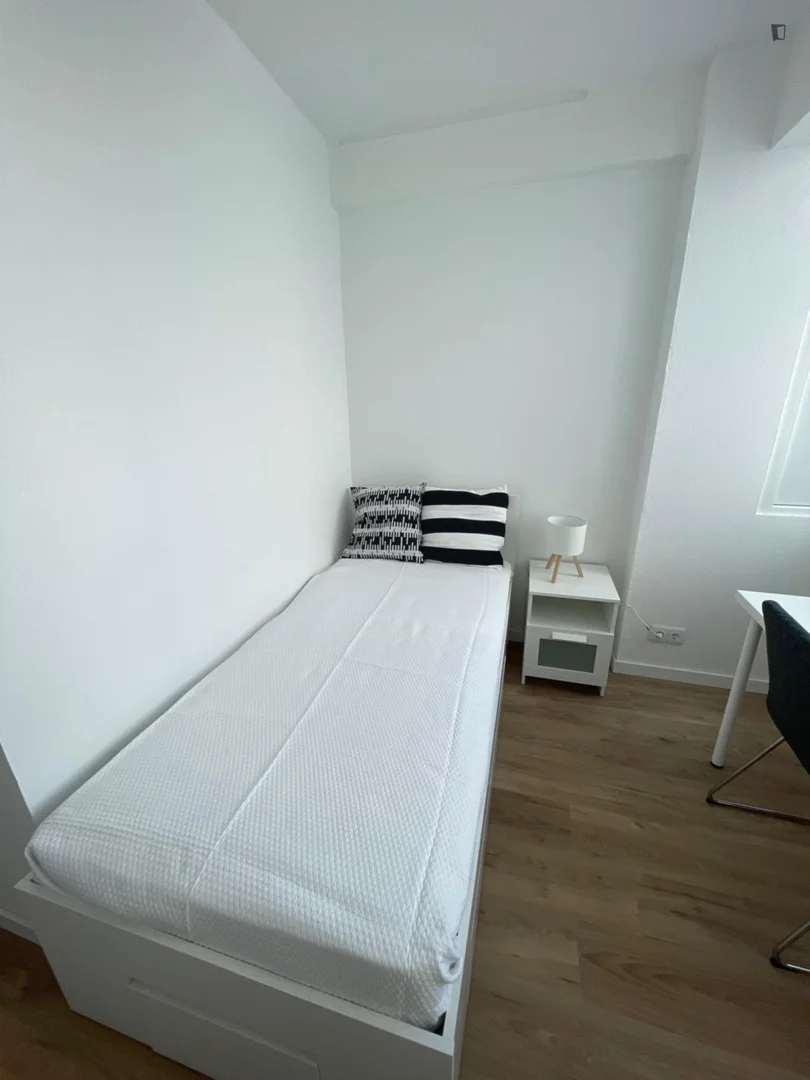 Quarto de estudante económico com localização conveniente em 