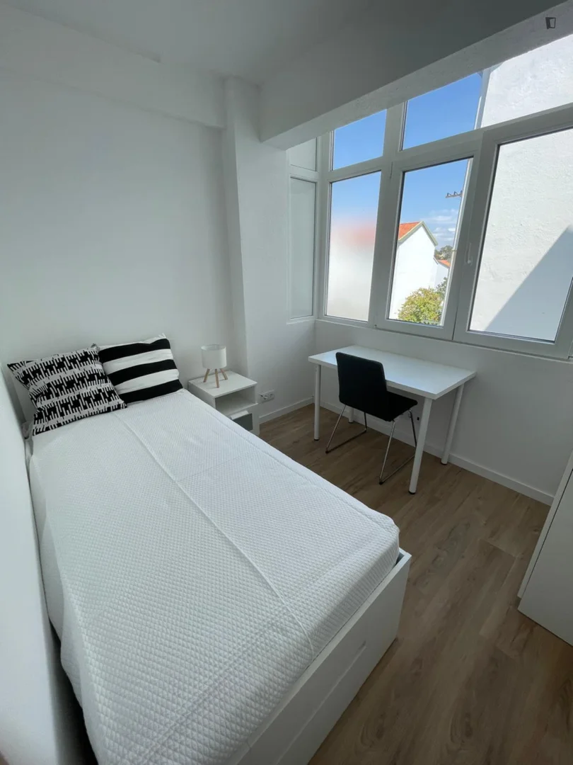 Quarto de estudante em  com área de estudo e instalações partilhadas