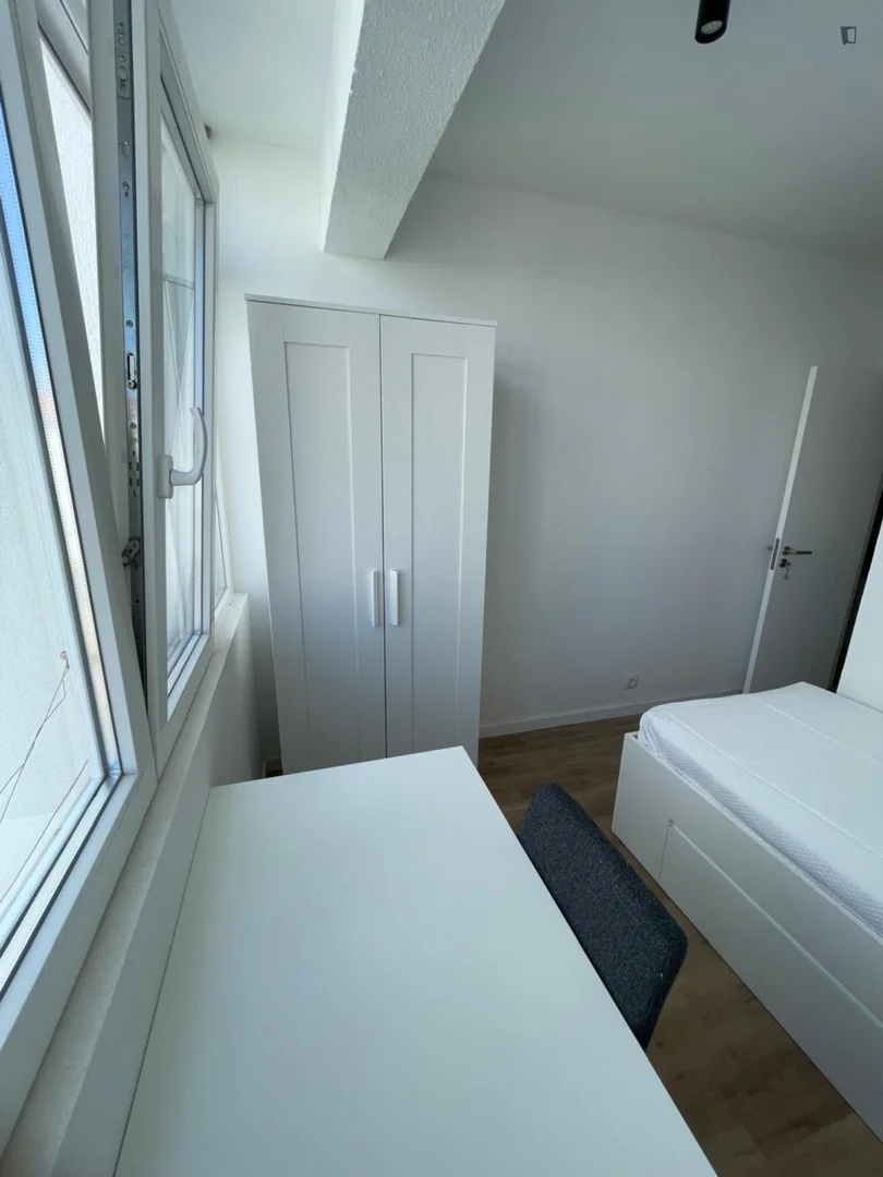 Quarto para alugar em apartamento de estudantes em , totalmente mobilado