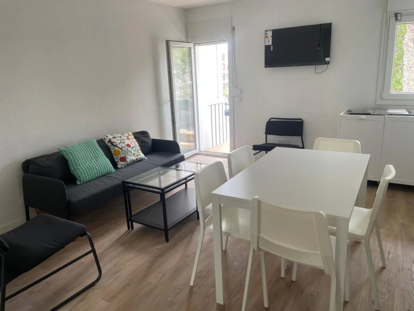 Quarto de estudante em  com área de estudo e instalações partilhadas