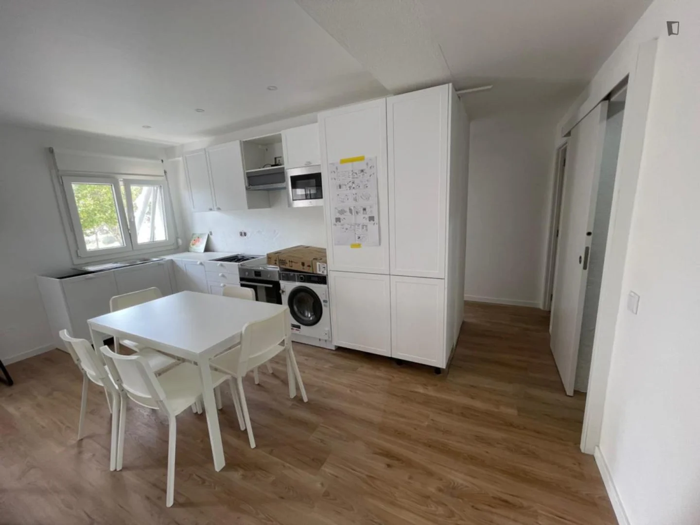 Quarto acessível para estudantes com iluminação ampla em 