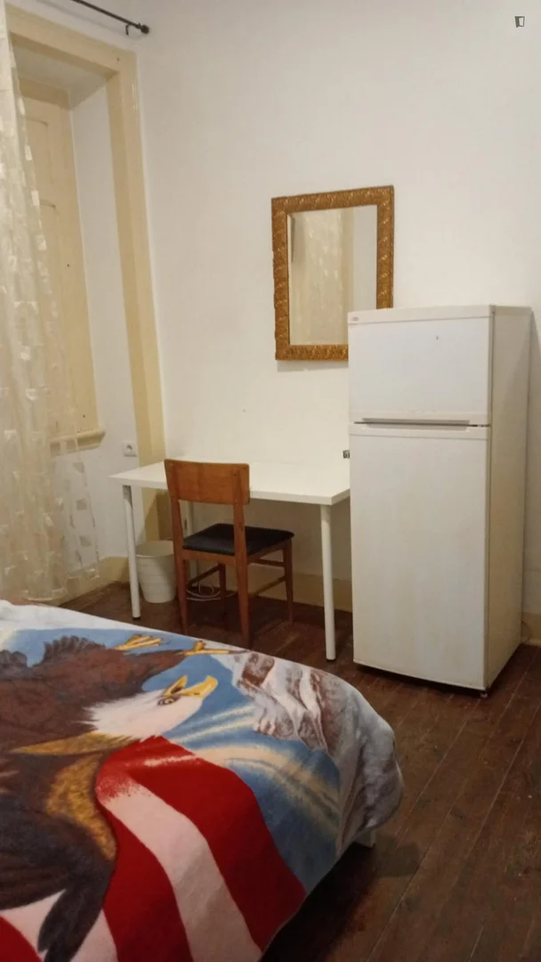 Studentenzimmer in mit Arbeitsbereich und Gemeinschaftseinrichtungen