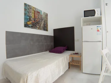 Chambre privée à Calle de Almendrales, image 1 de 10
