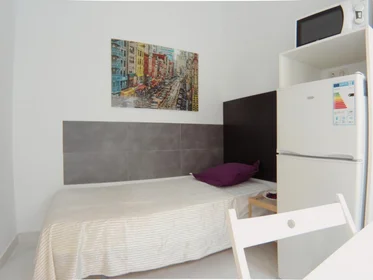 Stanza privata in Calle de Almendrales, immagine 2 di 16