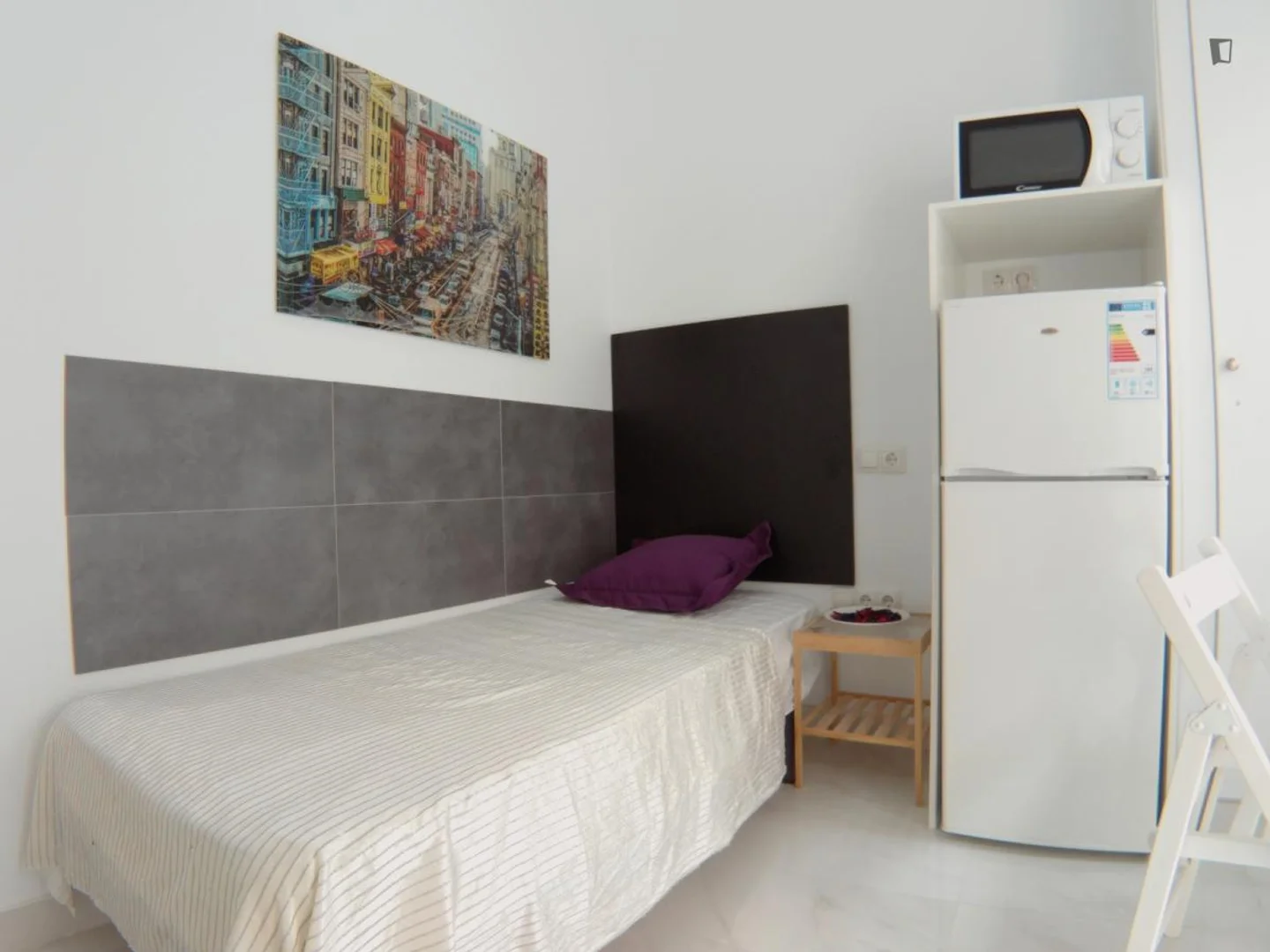 Stanza per studenti luminosa e ariosa con facile accesso all'università a 