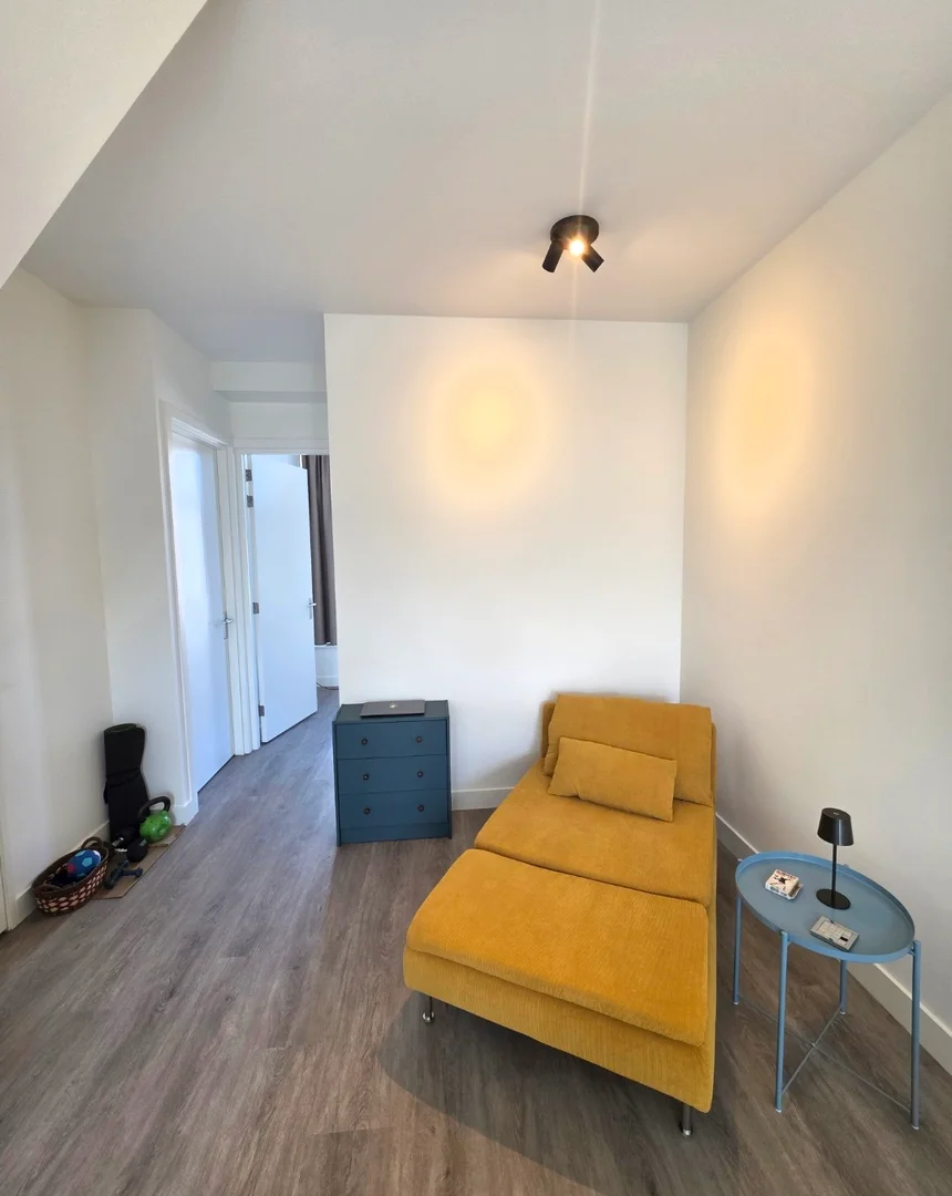 Bright and airy student room with easy university access in 
