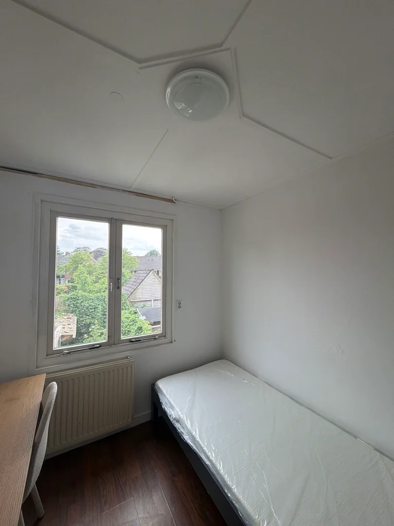 Quarto acessível para estudantes com iluminação ampla em 