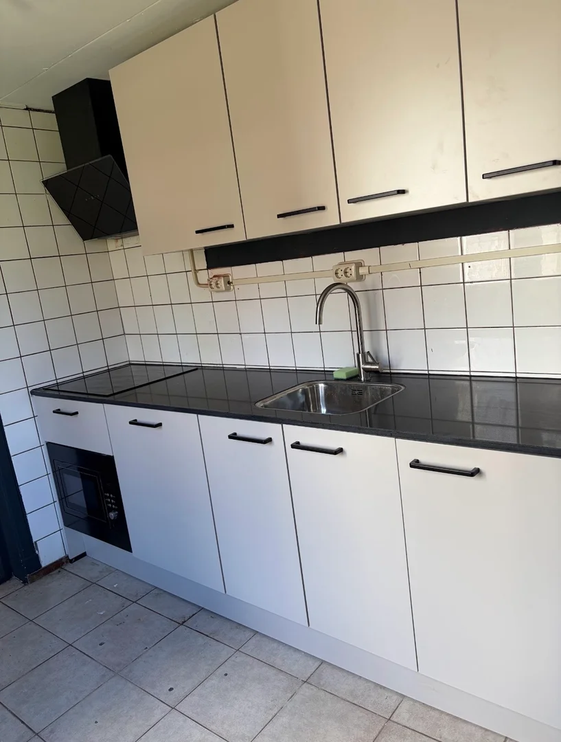 Quarto acessível para estudantes com iluminação ampla em 