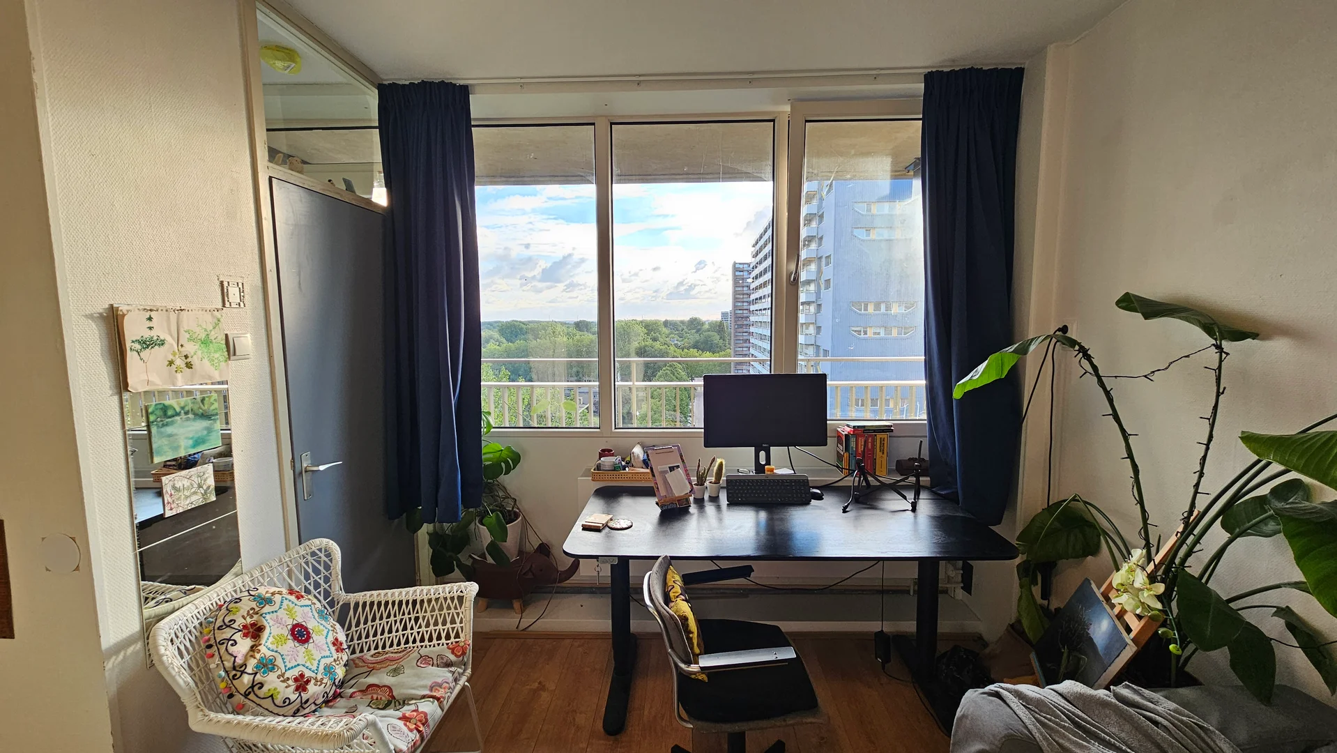 Chic studio apartment near campus in 